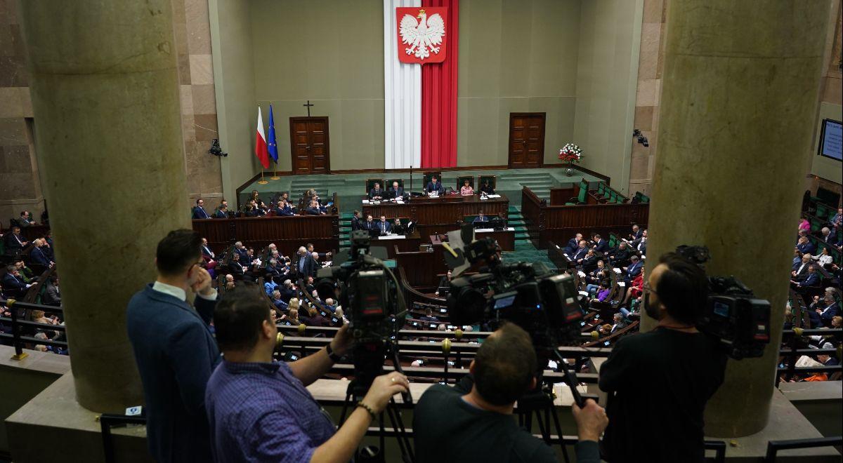 Drugi dzień posiedzenia Sejmu. Posłowie zajmą się pomocą uchodźcom i emeryturami