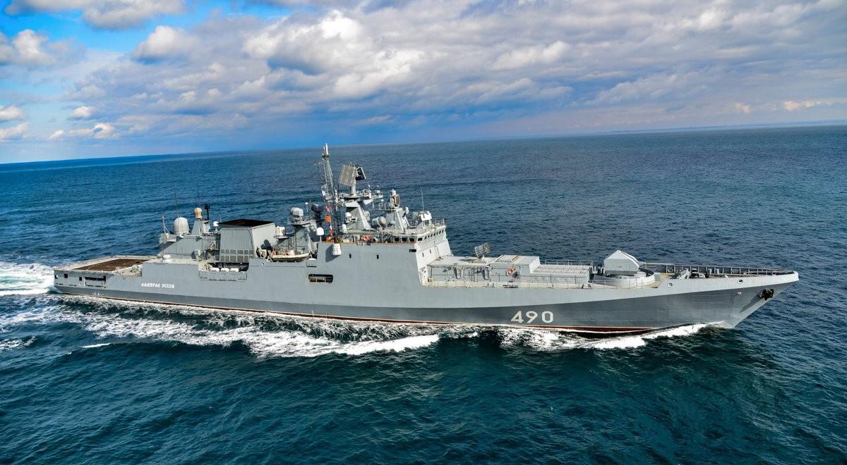 Ukraińscy żołnierze trafili rosyjską fregatę? Media: okręt płonie