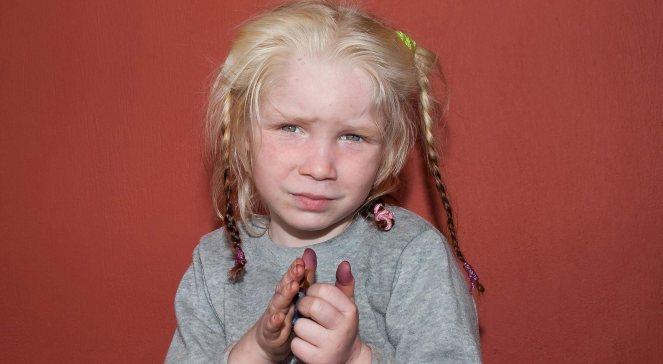 Czteroletnia dziewczynka znaleziona w obozie Romów. Trwają poszukiwania rodziców