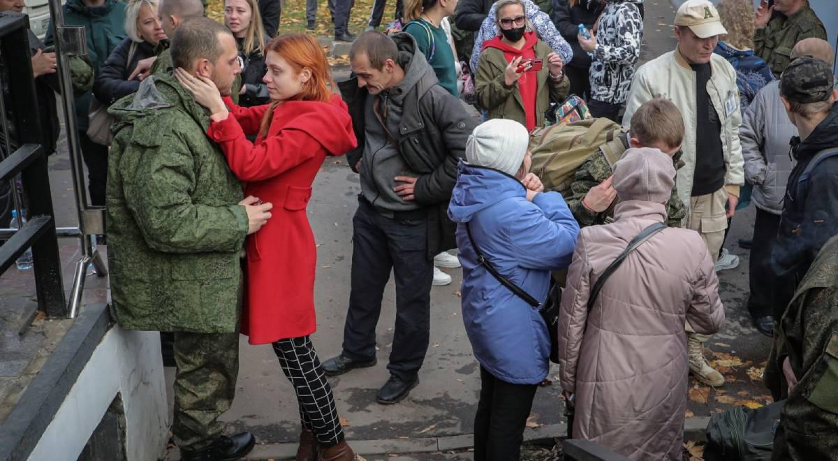 Rosjanie uciekają z kraju przed mobilizacją. Ekspert OSW: Kreml może wykorzystać okazję, by przerzucić agentów