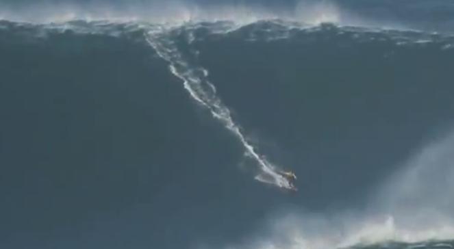 Garret McNamara surfował na 30-metrowej fali! [wideo]