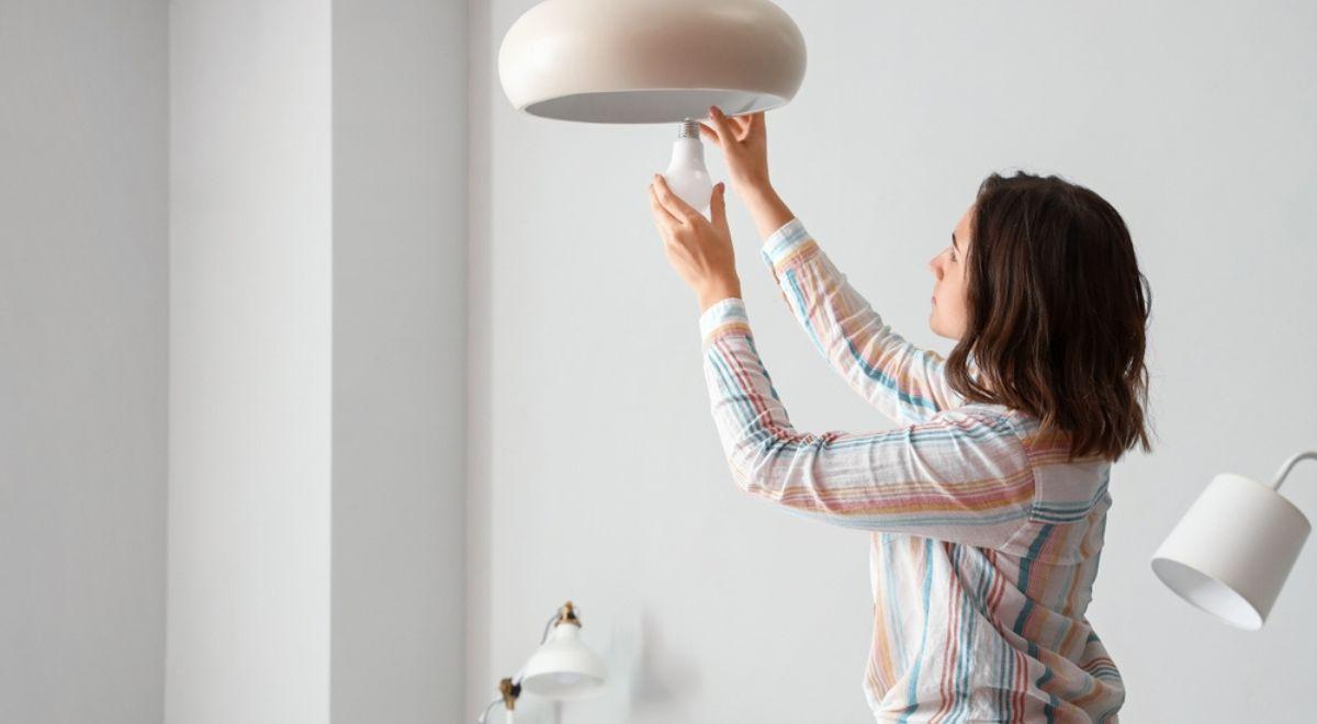 Jak zaoszczędzić energię elektryczną w domu? Zobacz, co możesz zrobić już dziś