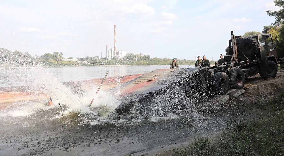 Michał Dworczyk: wojsko bardzo sprawnie sobie radzi z budową mostu pontonowego
