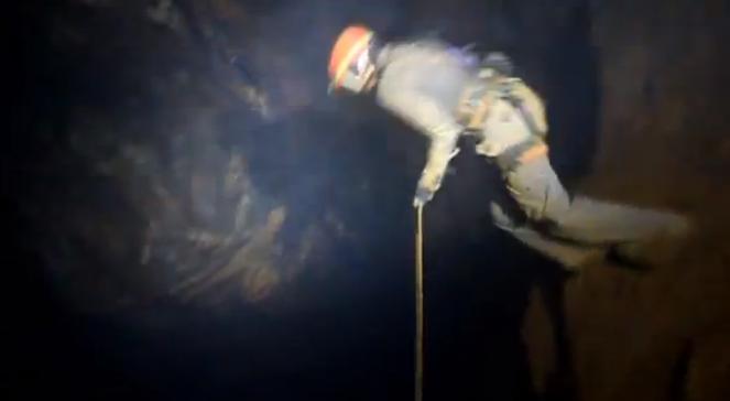 Zobacz jak Polacy skaczą w ciemnościach w otchłań kopalni