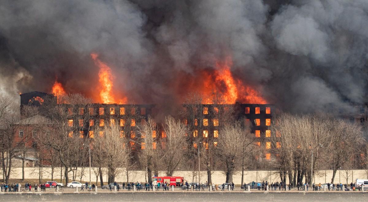 Gigantyczny pożar w Petersburgu, zginęli strażacy. Ogień objął kolejny budynek