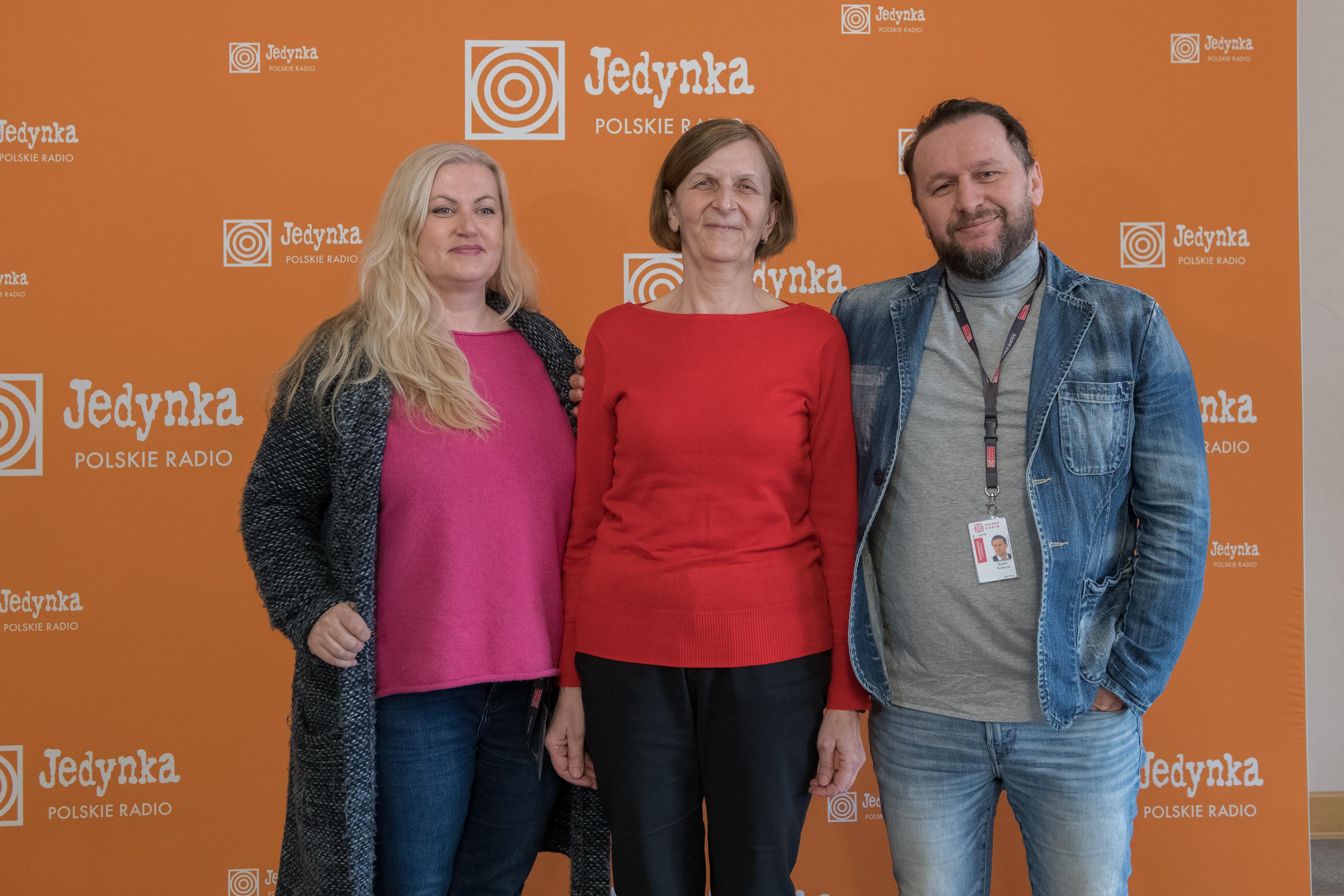 Wręczenie nagrody głównej w konkursie "Jedyna taka loteria". Od lewej Sława Bieńczycka, Pani Jolanta oraz Daniel Wydrych 