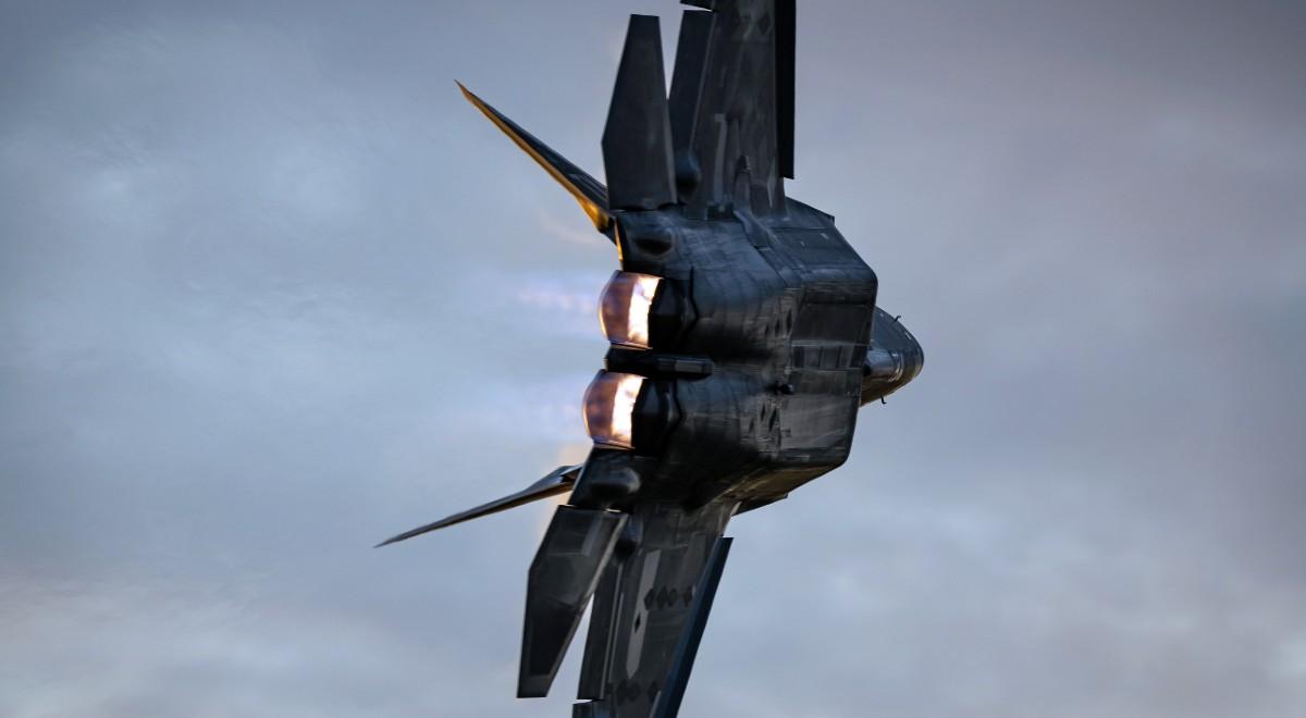 "Nie może się z nimi równać żaden myśliwiec". Drapieżniki F-22 Raptor wkrótce w Polsce. Co o nich wiadomo?