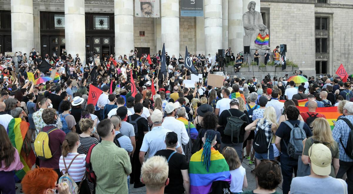 "Skończyła się w Polsce era cichego przyzwolenia na tęczowy terroryzm". Bogdan Pęk o protestach LGBT