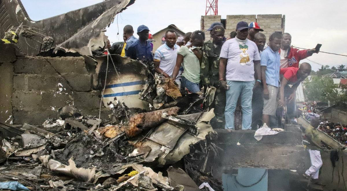 Samolot pasażerski spadł na domy minutę po starcie. Zginęło kilkadziesiąt osób