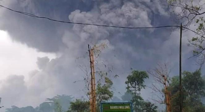 Wybuch wulkanu Semeru na Jawie. Potężna chmura pyłów spowiła wyspę
