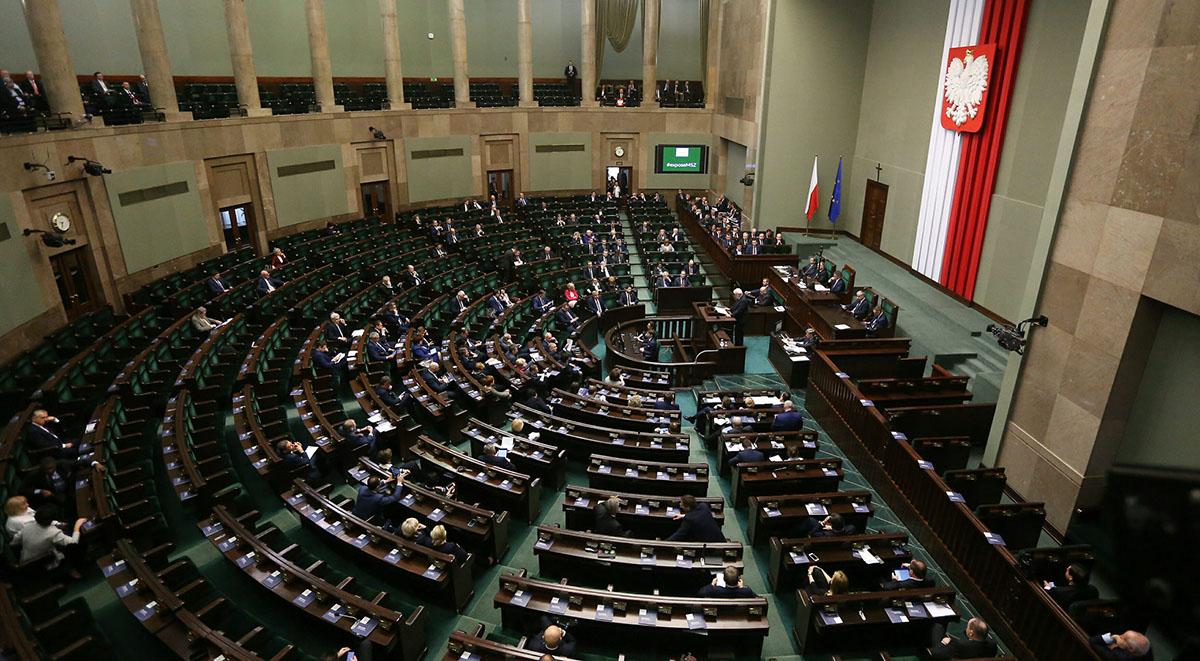 Pięć partii w Sejmie, PiS zdecydowanie na czele. Najnowszy sondaż CBOS