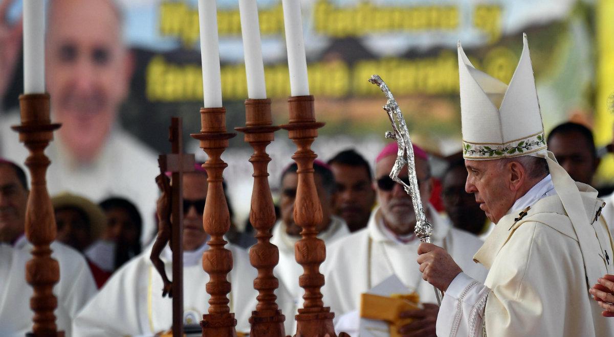 Papież Franciszek: chrześcijanin nie może stać obojętnie z założonymi rękami