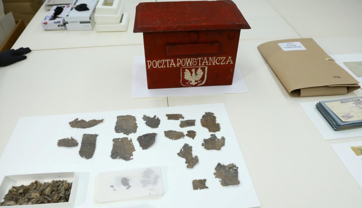 W Archiwum Akt Nowych zaprezentowano skrzynkę pocztową z Powstania Warszawskiego. Znaleziono ją na złomowisku