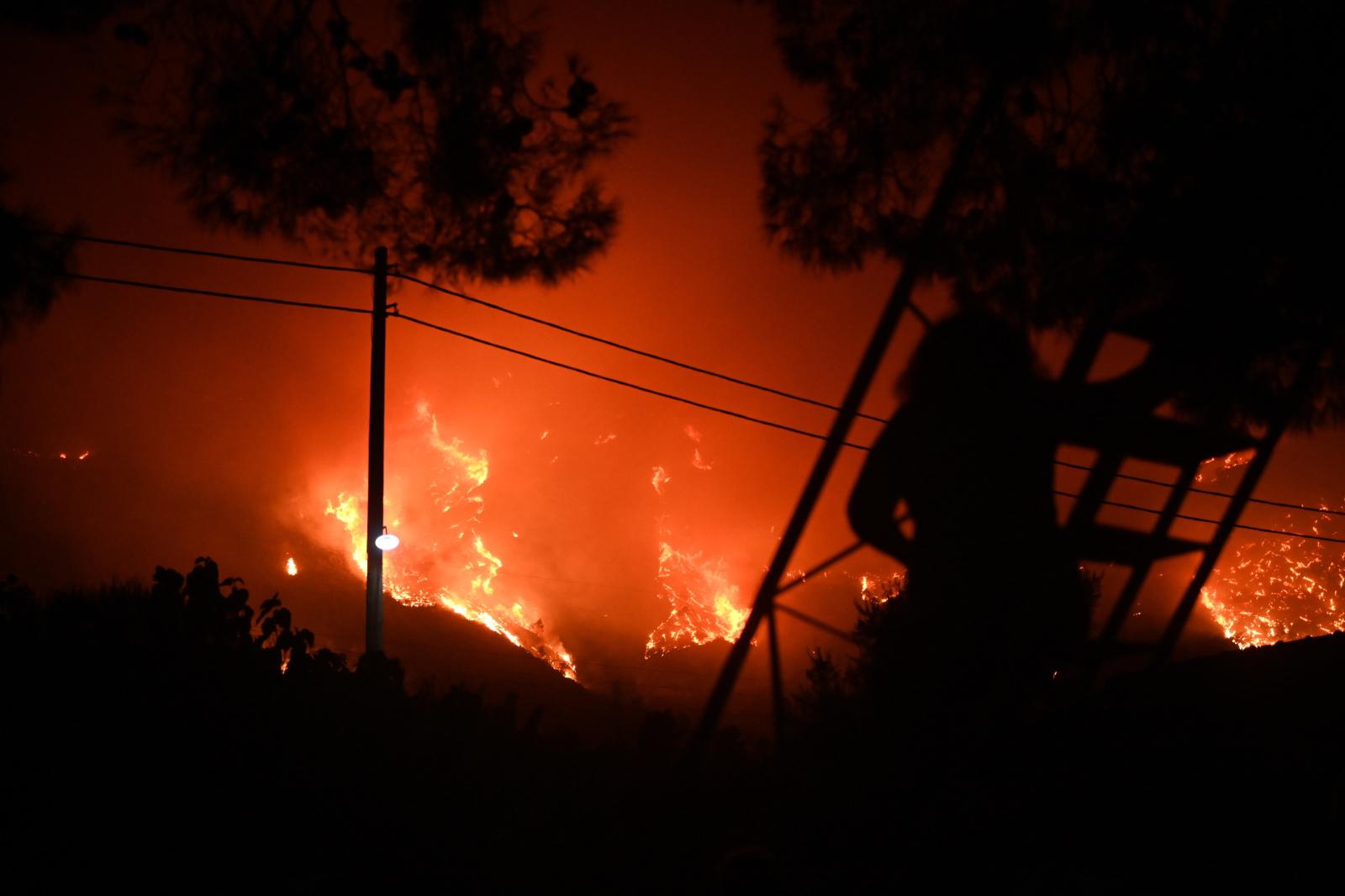 Rodos w ogniu. Trwa wielka akcja ewakuacyjna. Greckie władze ostrzegają przed kolejnymi pożarami