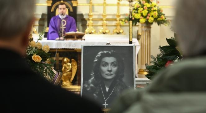 Rodzina i koledzy-aktorzy pożegnali wybitną aktorkę Ninę Andrycz