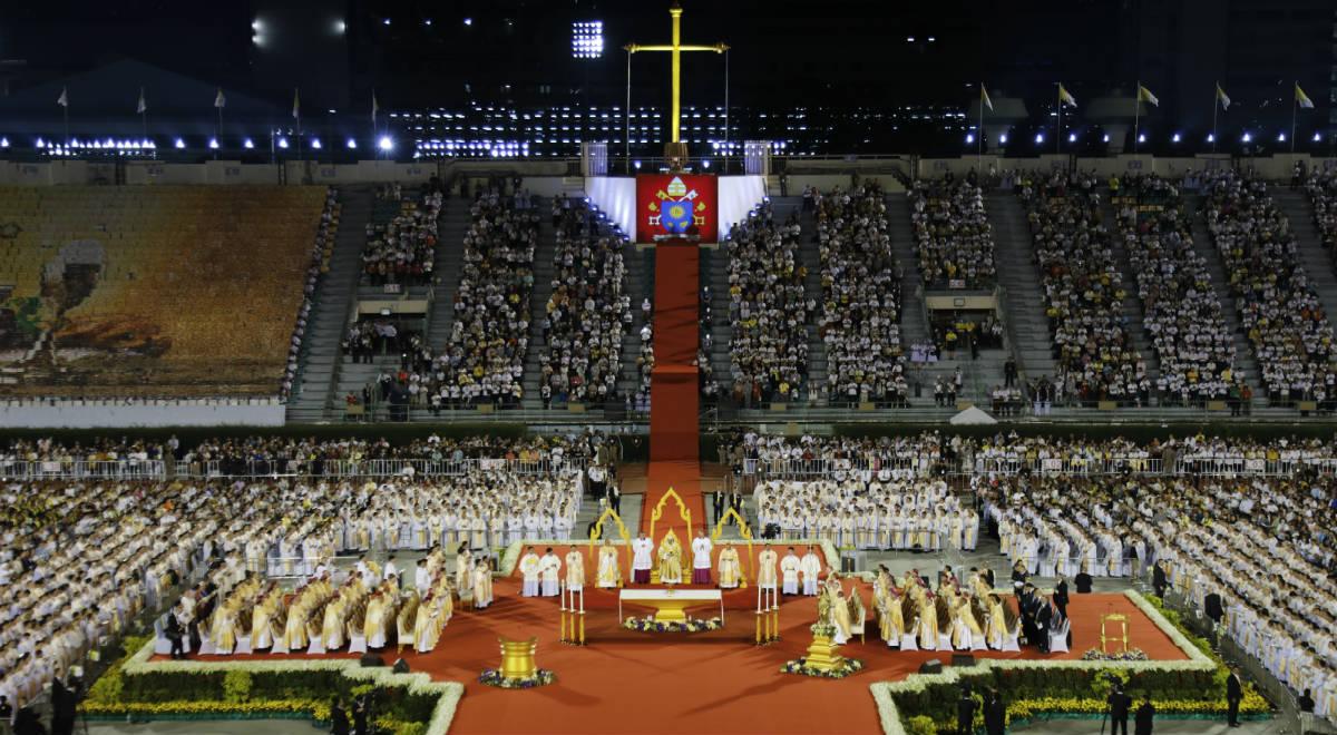 Papież w Tajlandii: uczeń-misjonarz nie jest najemnikiem wiary. 60 tys. osób na Mszy z Franciszkiem