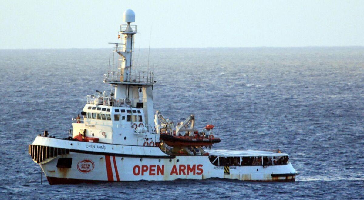Hiszpański statek ze 147 migrantami zakotwiczył u wybrzeży wyspy Lampedusa