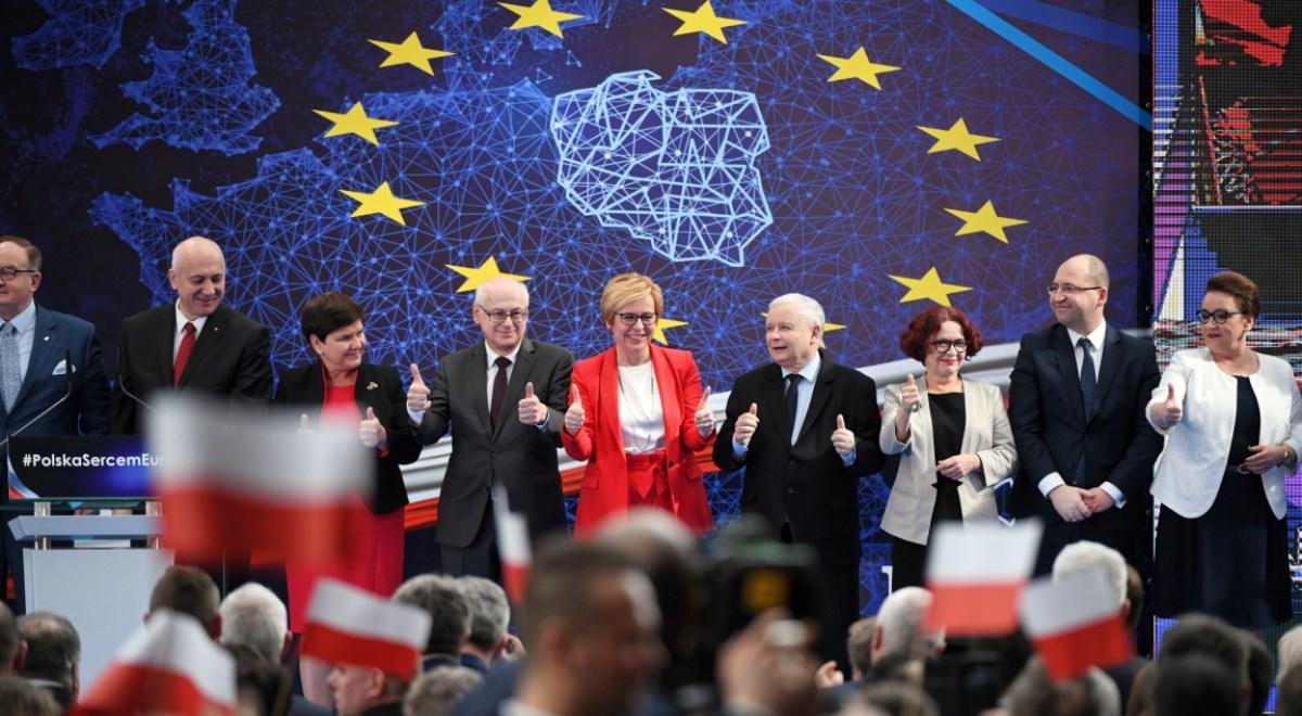 Sondaż: Polacy pozytywnie oceniają "piątkę PiS". Poparcie deklaruje też część wyborców PO