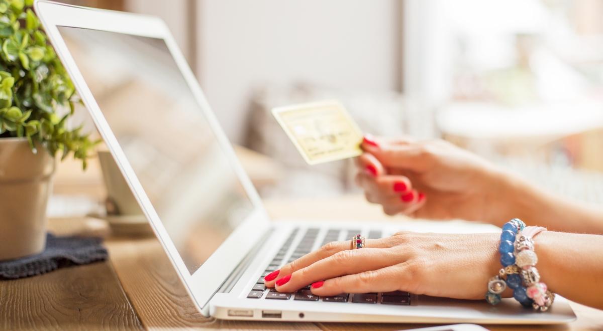 Polacy kupują na kredyt w internecie więcej niż potrzebują. Zadłużenie rośnie