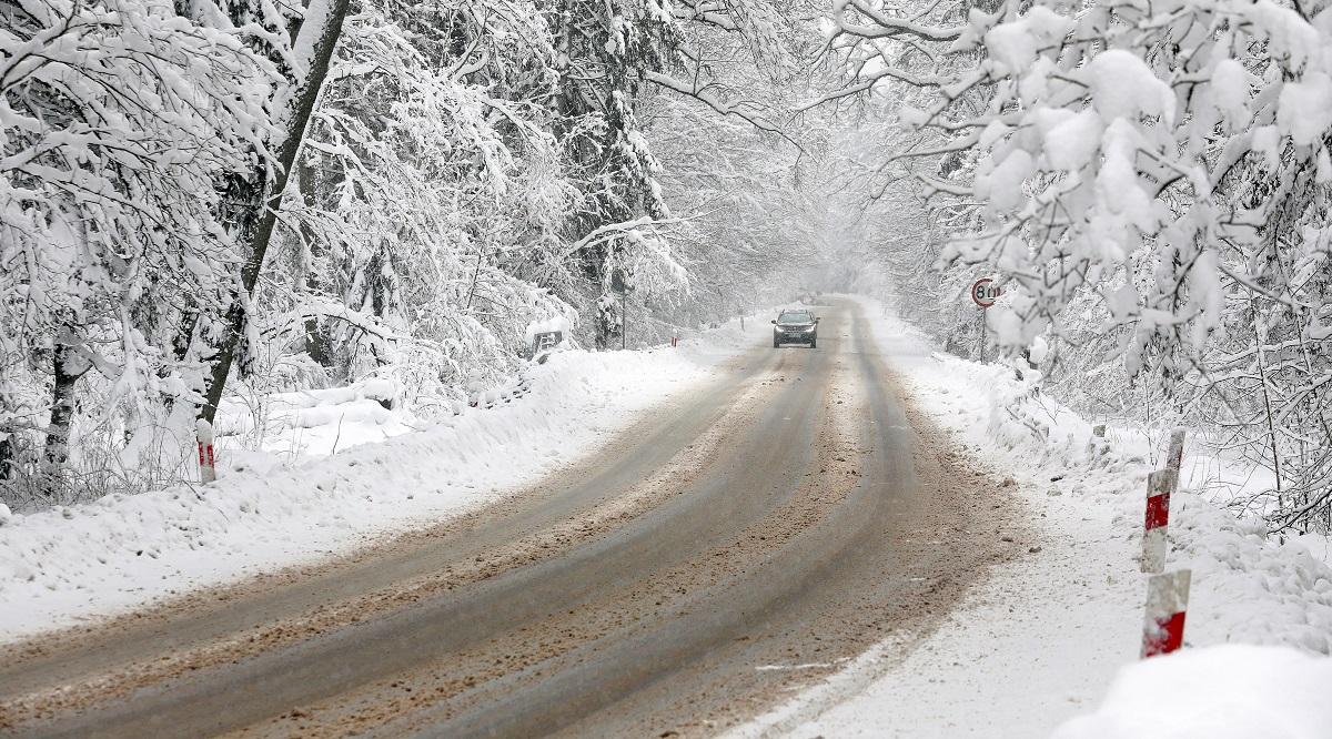 Intensywne opady śniegu w całym kraju. IMGW ostrzega przed marznącymi opadami