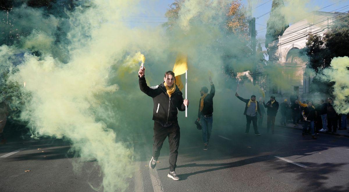 Protesty w Gruzji. Na ulicach m.in. beczki z rozżarzonym węglem