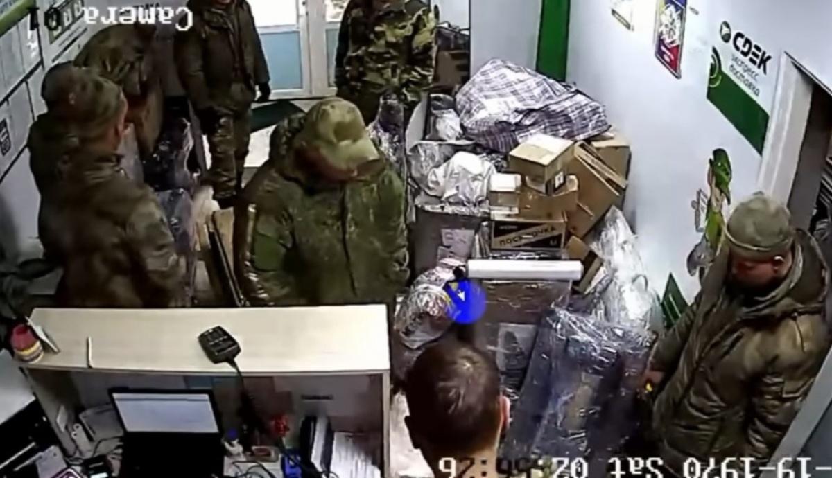 Rosyjscy żołnierze kradną i ślą do domów ogromne paczki. "Z Białorusi, bo tam jest najtaniej" [WIDEO]